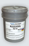Промышленные клеи для дерева  Assembly Glue High Tack (18,9 л) Описание продукта 	Клей Franklin Adhesive Assembly High Tack на основе высококачественной эмульсии алифатической смолы исключительно быстро схватывается. Он высыхает очень быстро, время прессования мало. Хорошо противостоит растворителям. Он идеален для целей общей сборки, а также для склеивания по торцам и по пласти.Особенности	- Для общего монтажа деревянных конструкций- Склеивание по торцам и пласти- Быстрое схватывание- Очищается водойФизические свойства 	Основа: эмульсия алифатической смолыСостояние: жидкость Цвет: кремовыйСухой остаток: 45-47%Вязкость: 3 000-3 500 cpsПлотность: ~ 1.1 кг/лСтойкость к замораживанию: не замораживать pH: 3,7-4,5